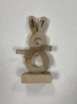 Birkenholz-Hase auf Fuß